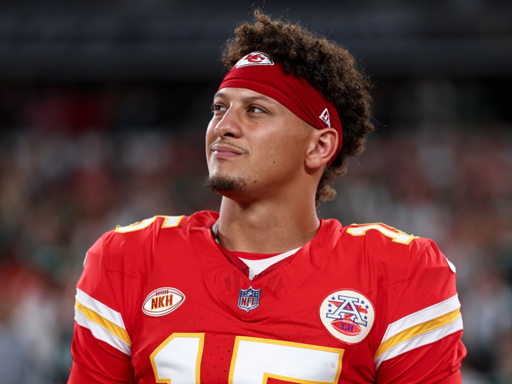 Patrick Mahomes' Infant Son Bronze Is Game to Watch His Dad Play This ...